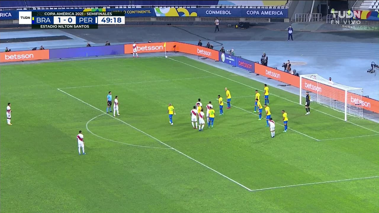 ¡TIRO ATAJADO! disparo por Gianluca Lapadula.