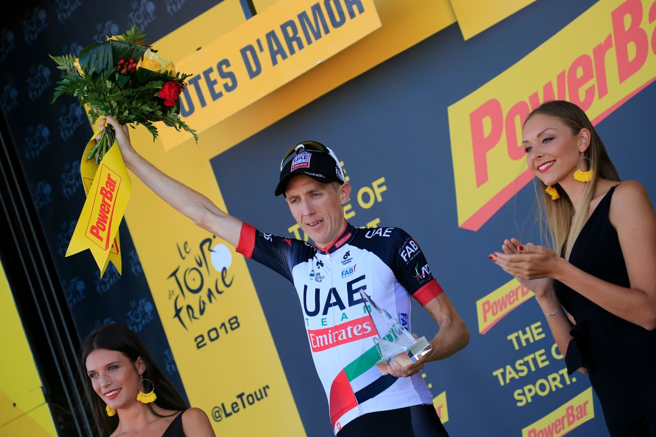 Este es el momento en el que Martin se sube al podio a recibir el remillete de flores y su trofeo por la hazaña de ganar una etapa en la prueba del ciclismo de ruta más célebre en todo el planeta.