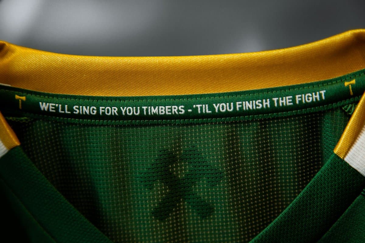 Uno de los detalles del nuevo uniforme es la frase que aparece en la parte interna del cuello, perteneciente a una estrofa de un popular cántico del equipo: "Cantaremos por ustedes, Timbers - Hasta que finalicen la lucha". (Portland Timbers)
