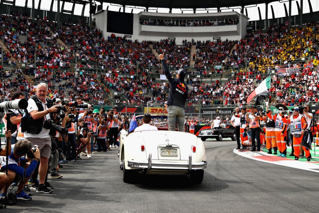 Daniel Ricciardo recorre la pista a minutos del Gran Premio de México.