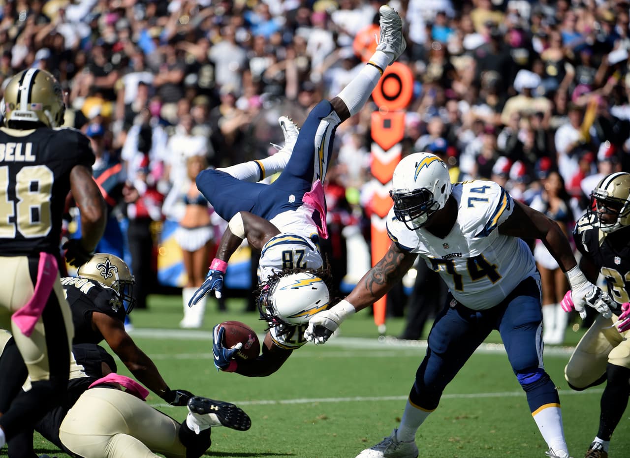 Melvin Gordon #28 de Chargers tratando de conseguir más yardas.