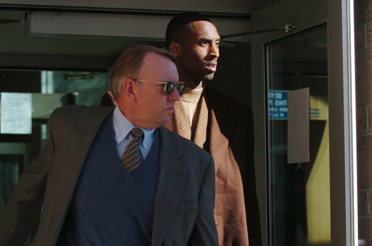 Pero con la fama vienen los problemas. En 2003 fue demandado por violencia sexual en el estado de Colorado. ese problema dañó en su momento la imagen de Kobe. Los cargos serían desechados después.