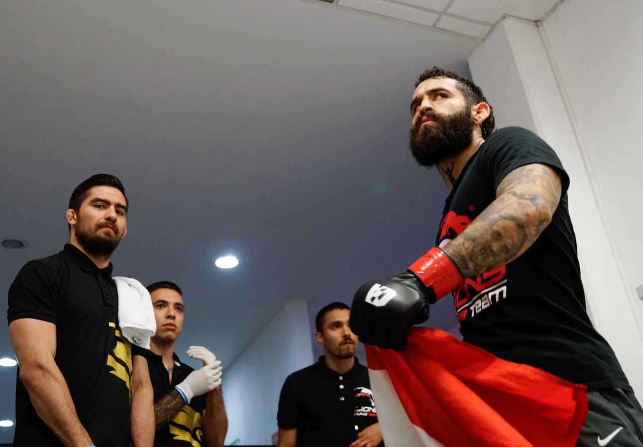 El colorido y la alegría, junto a los rituales y detalles en la intimidad de los atletas, fueron parte del Combate Américas en la fiesta de las artes marciales mixtas.