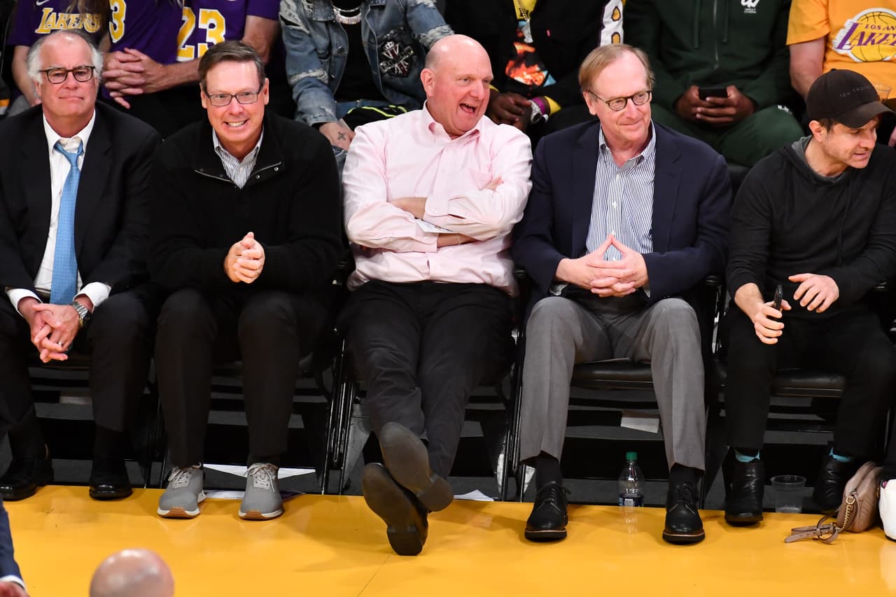 La felicidad de Steve Ballmer empresario de Microsoft y dueño de los Clippers era evidente con el triunfo de su equipo.