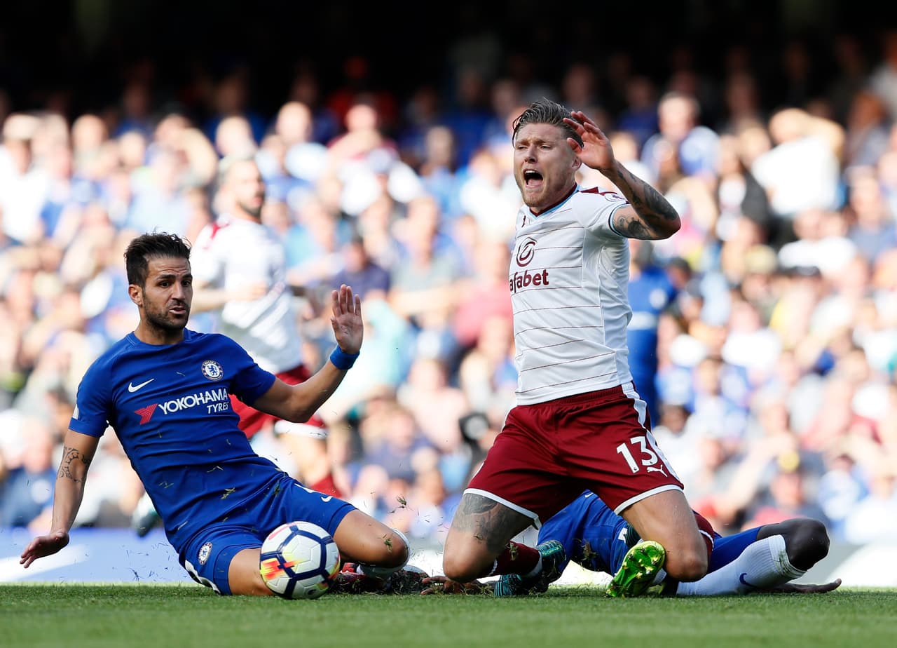 Los 'Blues' se mostraron incómodos y eso se reflejó incluso en talentosos como Cesc Fabregas, que al minuto 16 vio la amarilla por una dura falta. El partido pintaba mal para los locales.