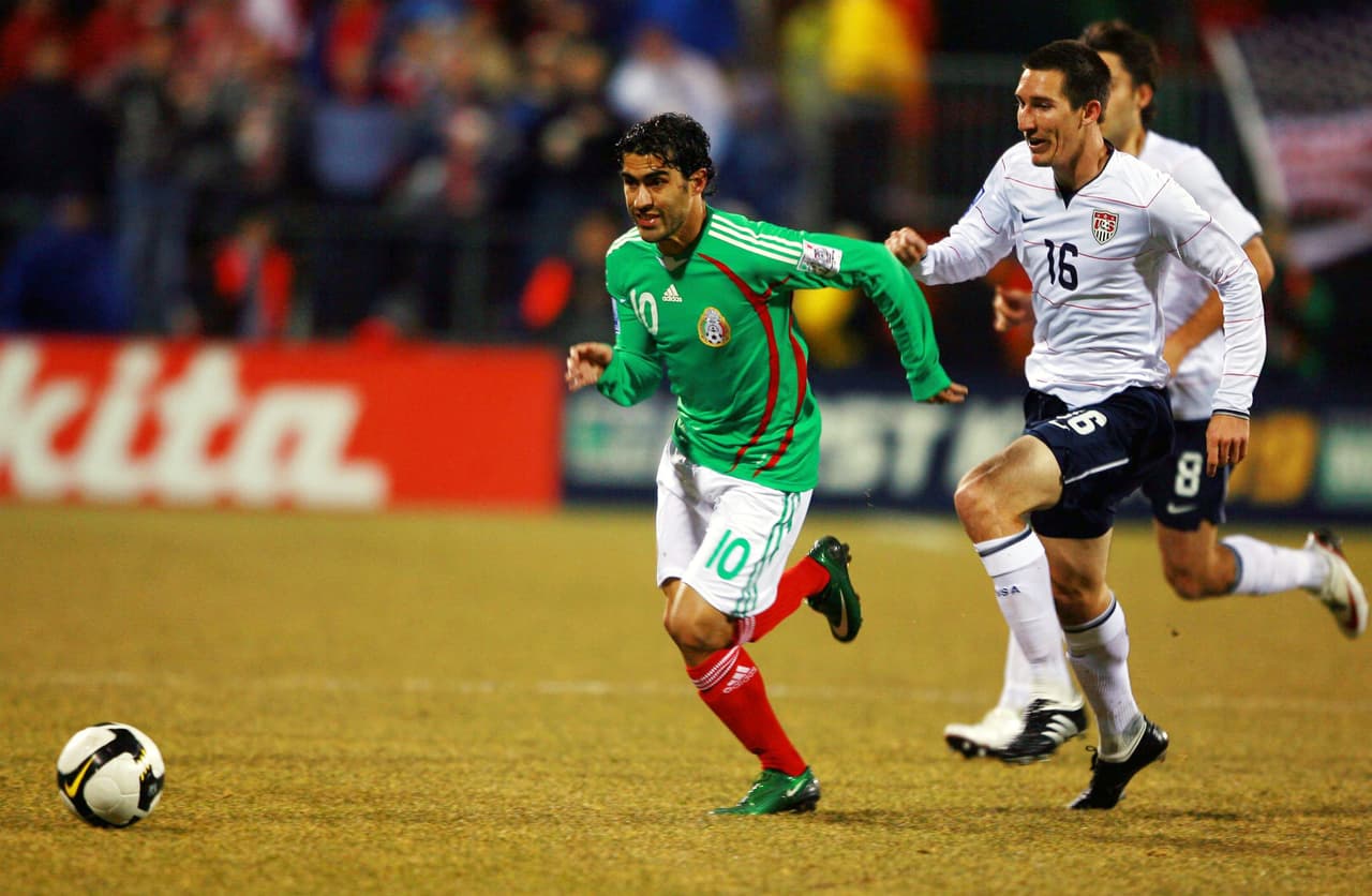 Nery Castillo: debutó en Europa con Olympiacos e incluso alcanzó a ser parte del Manchester City, pero no despegó y se retiró con 29 años. Está dedicado a la pesca deportiva a sus 34 años.