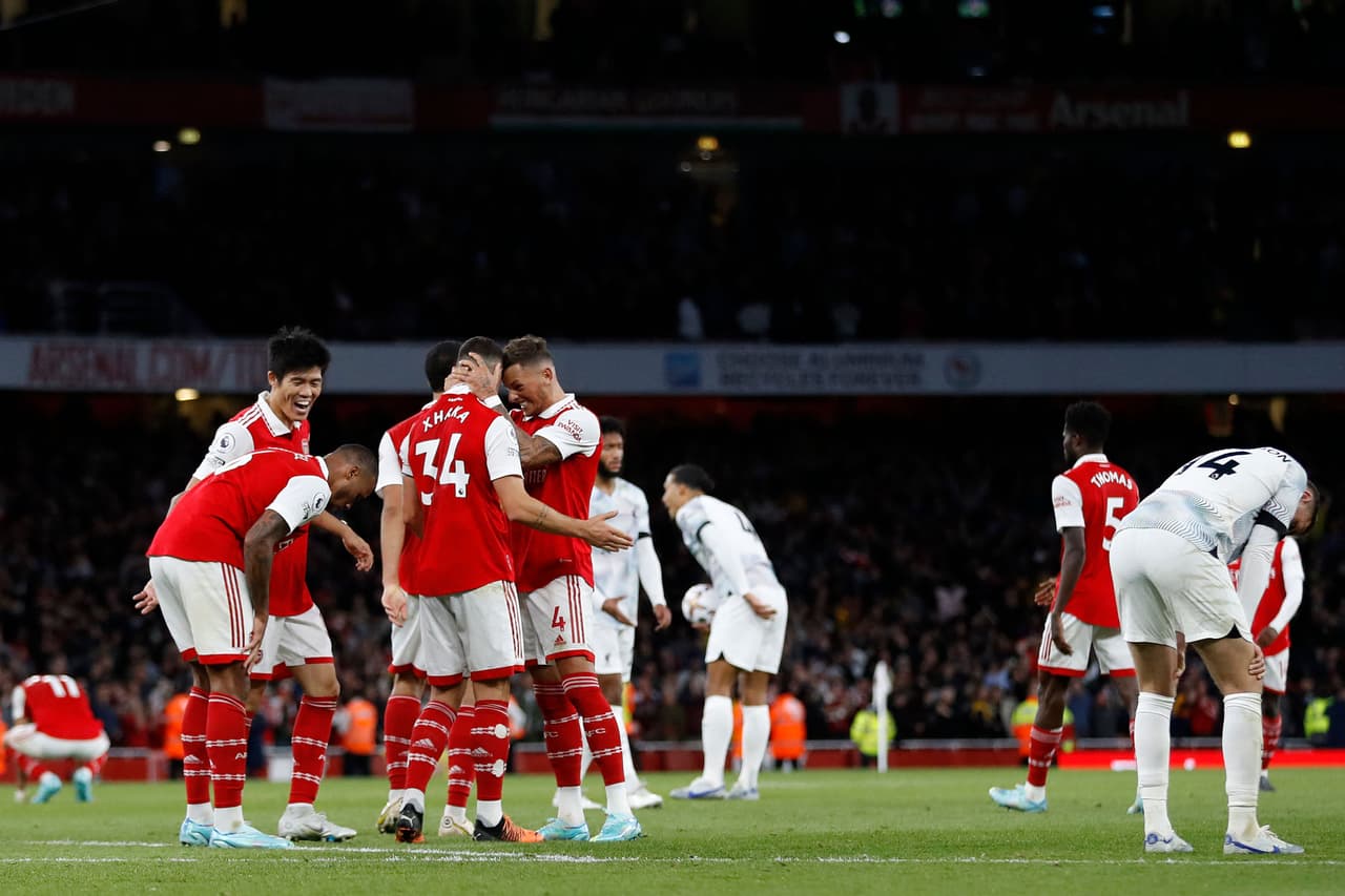 Arsenal derrotó al Liverpool y está en la cima de la Premier League.