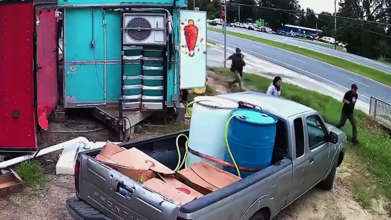 ¿Nuevos operativos migratorios en Florida? Difunden video de trabajadores hispanos huyendo de agentes de ICE