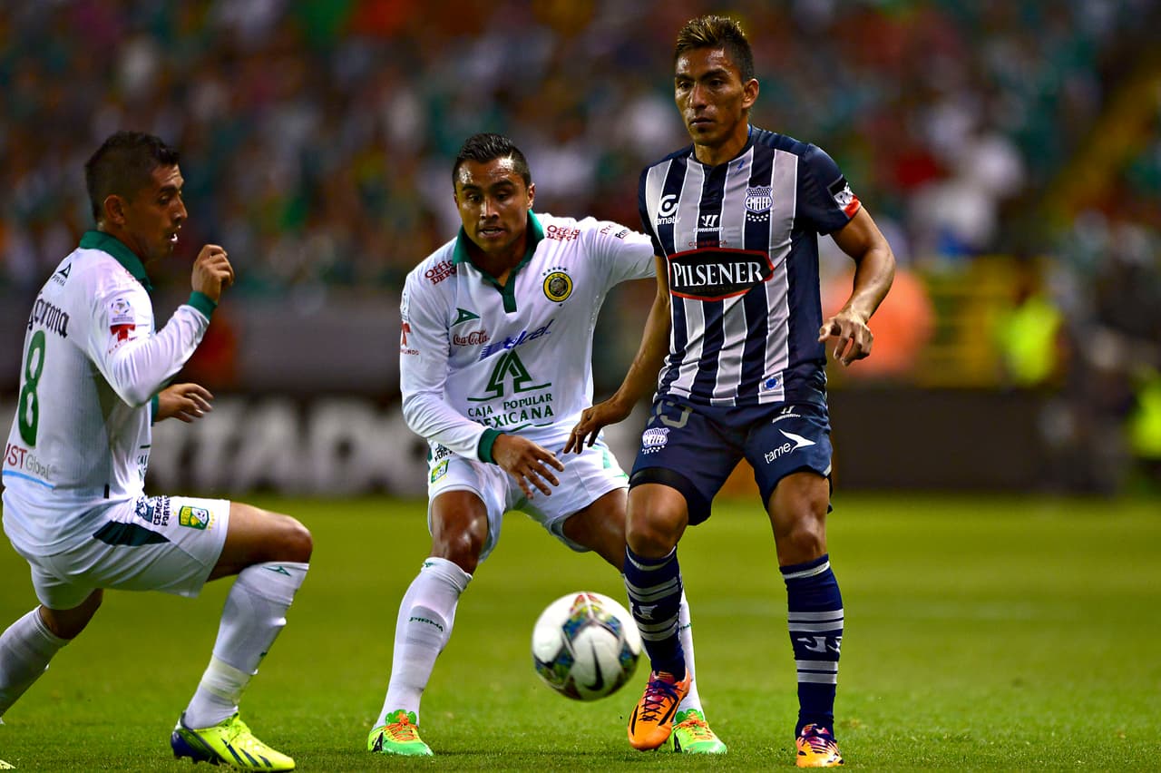 En 2016, Cruz Azul buscó seguir renovándose con el fichaje del también ecuatoriano Ángel Mena, figura del Emelec.