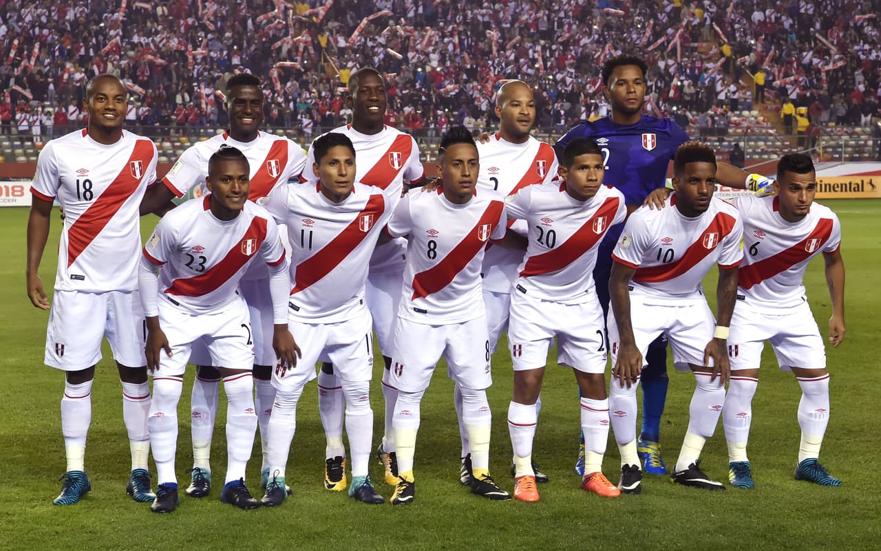 Players of Peru pose for pictures before the start of the 2018 World Cup football qualifier match against Bolivia in Lima, on August 31, 2017. / AFP PHOTO / Cris BOURONCLE (Photo credit should read CRIS BOURONCLE/AFP/Getty Images)