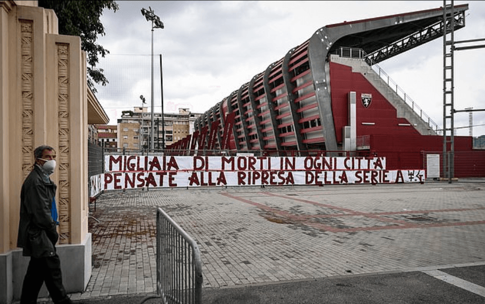 ‘Miles de muertes en cada ciudad y piensan en reanudar la Serie A’, decía un mensaje. Otro decía ‘El verdadero virus que hay que erradicar son ustedes que quieren volver a jugar’.