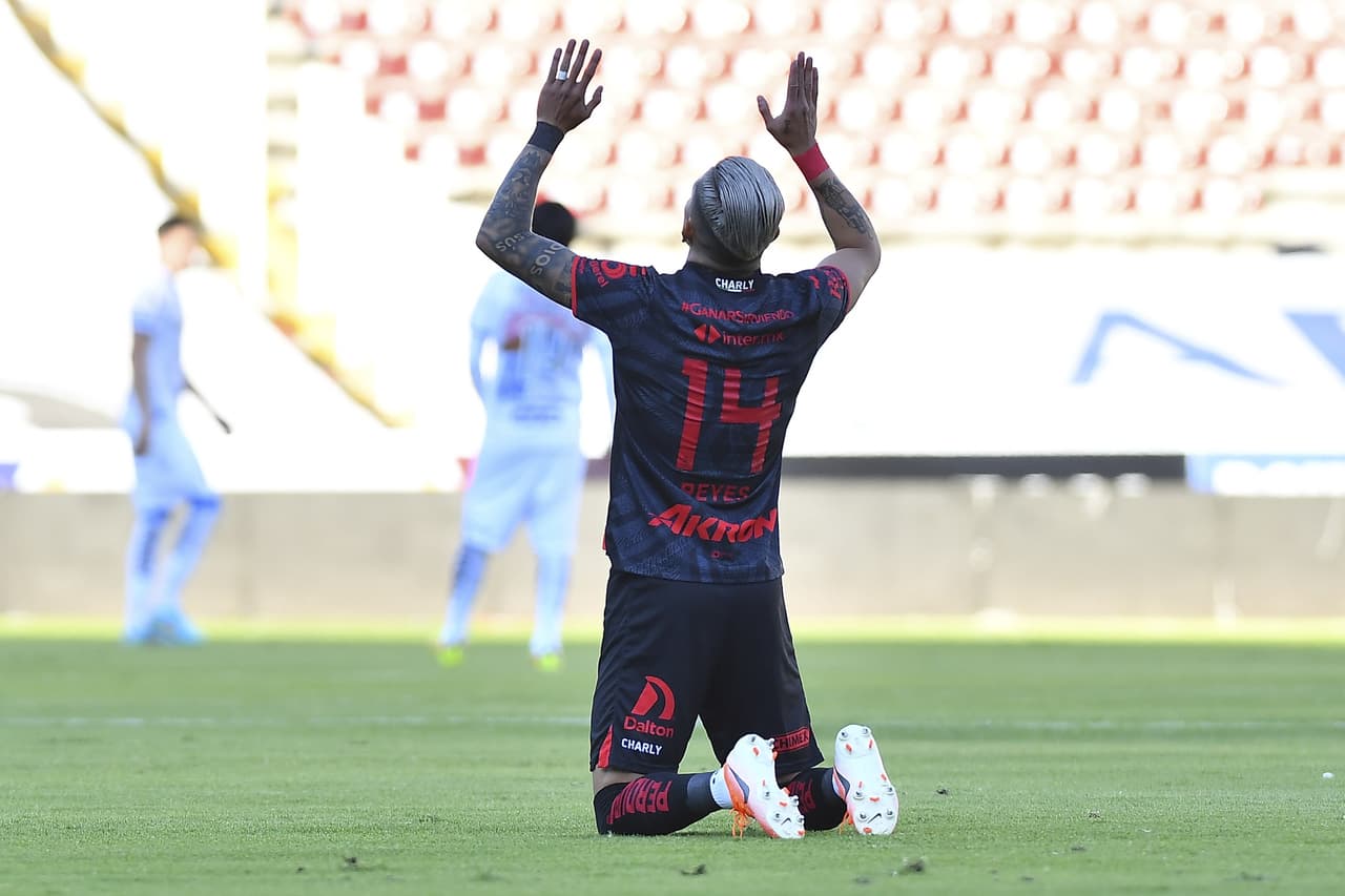 En el último suspiro del partido los Gallos Blancos rescataron el empate ante el Atlas.