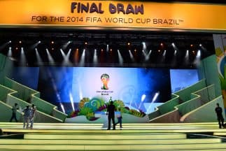 Operarios de la organización del Mundial dan los últimos retoques al escenario donde se llevará a cabo el sorteo mundialista en la localidad de Costa de Sauipe, en Bahía.