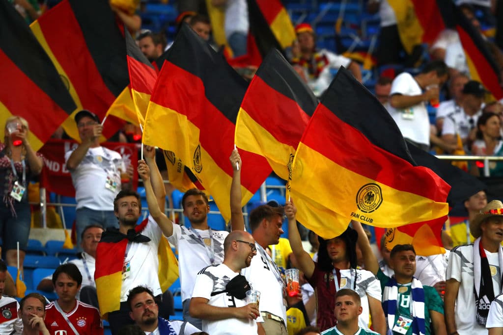 Los fanáticos de Alemania y de Suecia viven la fiesta del segundo partido de ambos países por el grupo F en el Mundial de Rusia 2018, en medio del colorido del certamen.