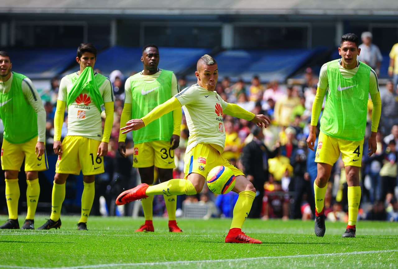 Las Águilas, tanto el equipo varonil y femenil, convivieron con los aficionados y se tomaron la foto oficial con ellos en el Estadio Azteca.