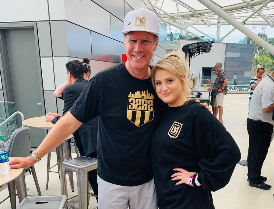 El comediante Will Ferrell junto a la cantante Meghan Trainor, en el Banc of California Stadium.