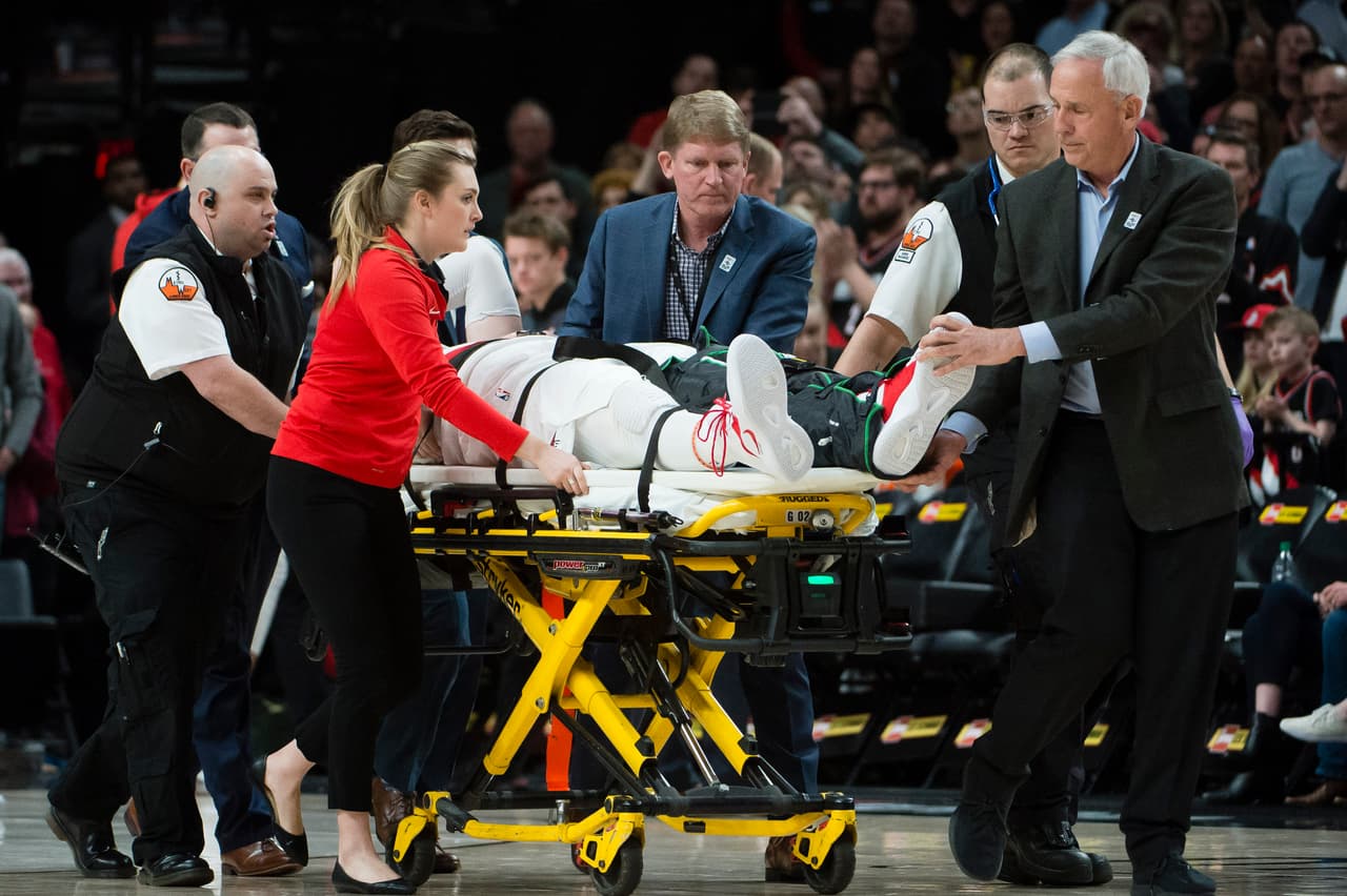 En la noche del lunes, en el triunfo de los Portland Trail Blazer ante Brooklyn Nets, el pívot Jusuf Nurkic tuvo que dejar la duela en camilla después de sufrir una impresionante lesión en su pierna izquierda. El jugador bosnio se fracturó la tibia y el peroné, dejando a todos los presentes en el Moda Center impactados.