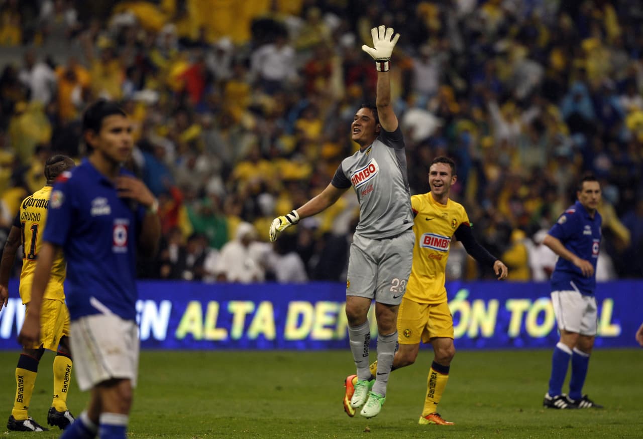 Moisés Muñoz subió a rematar un balón agónico con toda la fuerza del americanismo y lo mandó al fondo de la red en un tanto del tamaño del Estadio Azteca.