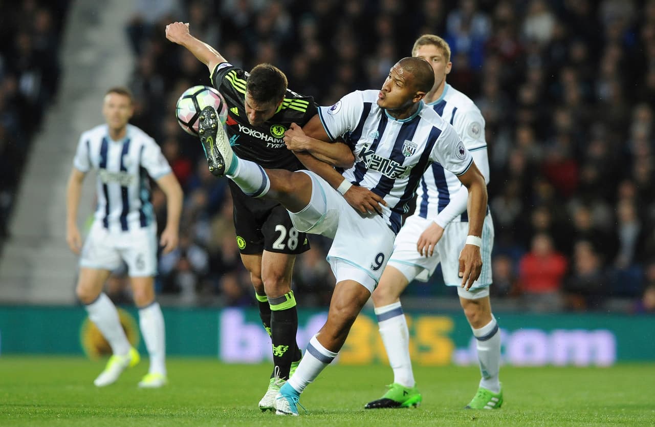 Rondón se ha visto beneficiado por su contextura física, la cual le permite disputar la Premier League con naturalidad frente a sus rivales.