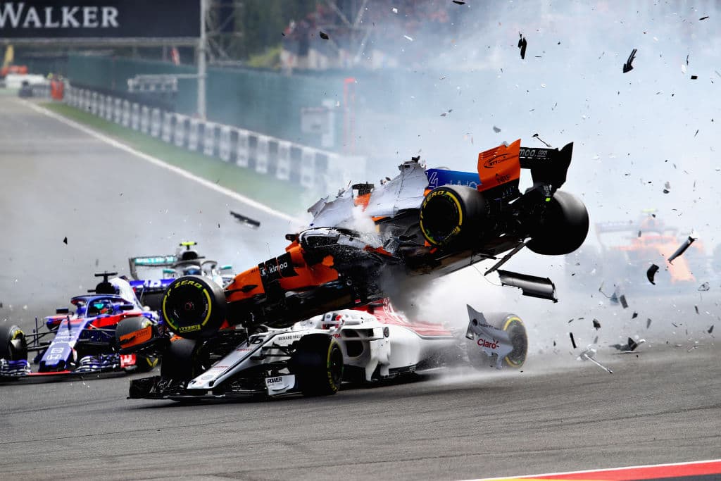Momento del accidente entre los vehículos de Fernando Alonso (arriba) y Nico Hülkenberg, que también afectó el auto del monegasco Charles Leclerc (abajo) del Alfa Romeo Sauber.