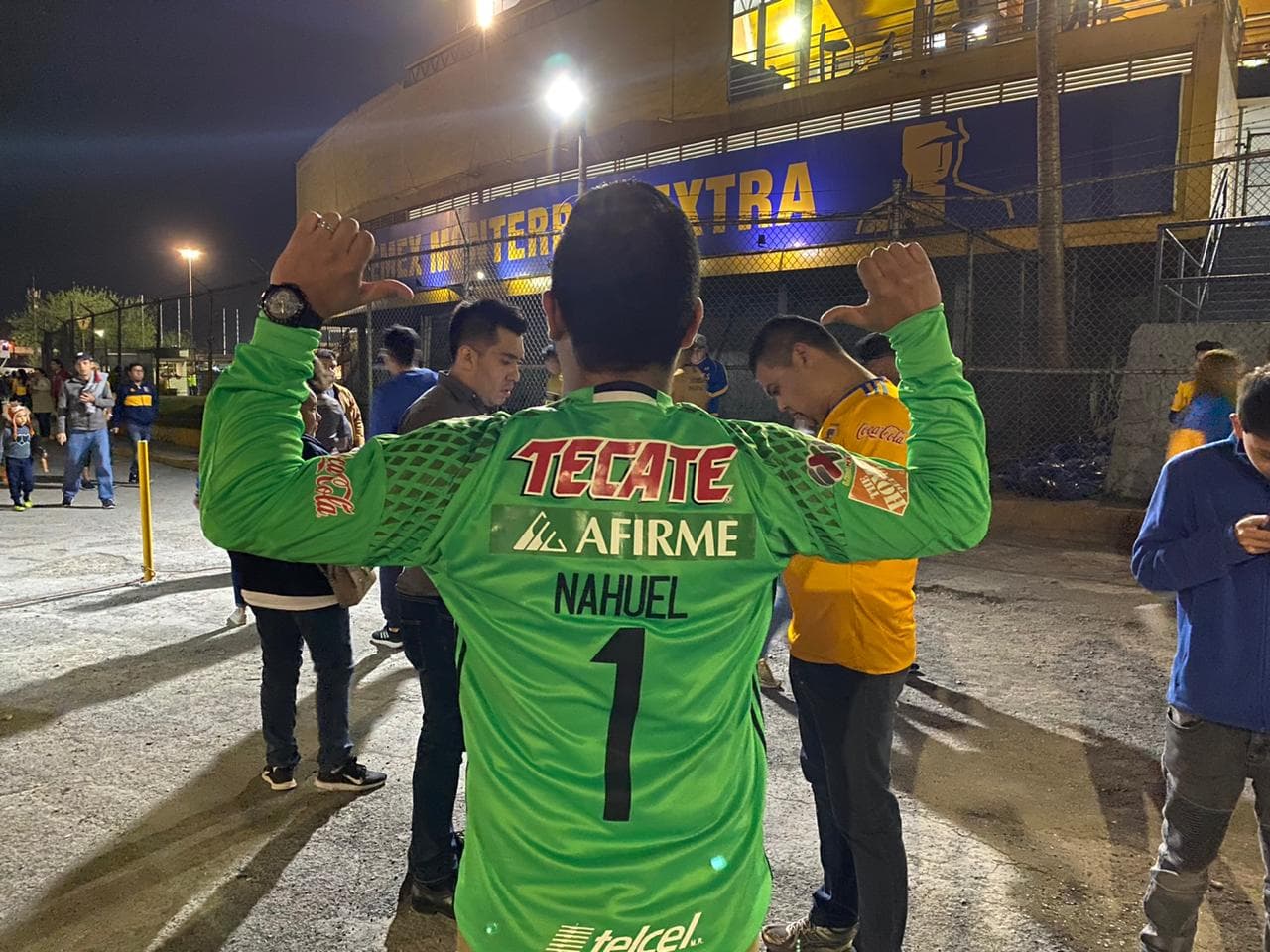 Asi llegan los aficionados al Estadio Universitario para el duelo de felinos en esta Jornada 8 de la Liga MX.