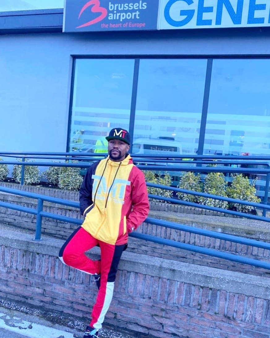 Digamos que vas a Bruxelles de viaje, no es tan importante pero hay que sentirse bien. Usa un atuendo de tu propia marca, para que la des a conocer.