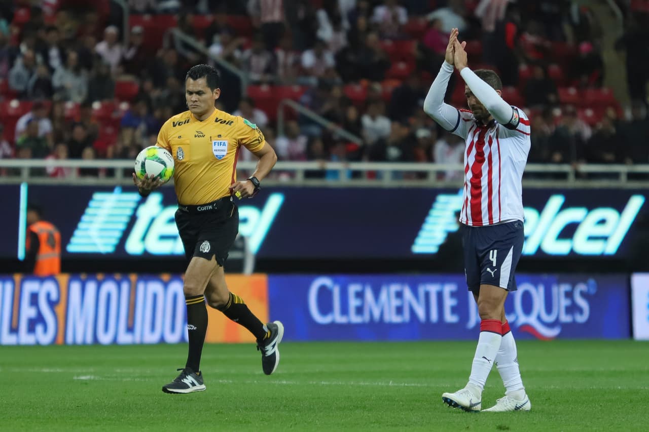 Chivas se mantuvo con el 1-0 con ventaja en el marcador, lo cual significó un respiro después de más de 10 minutos de revisión en el VAR.