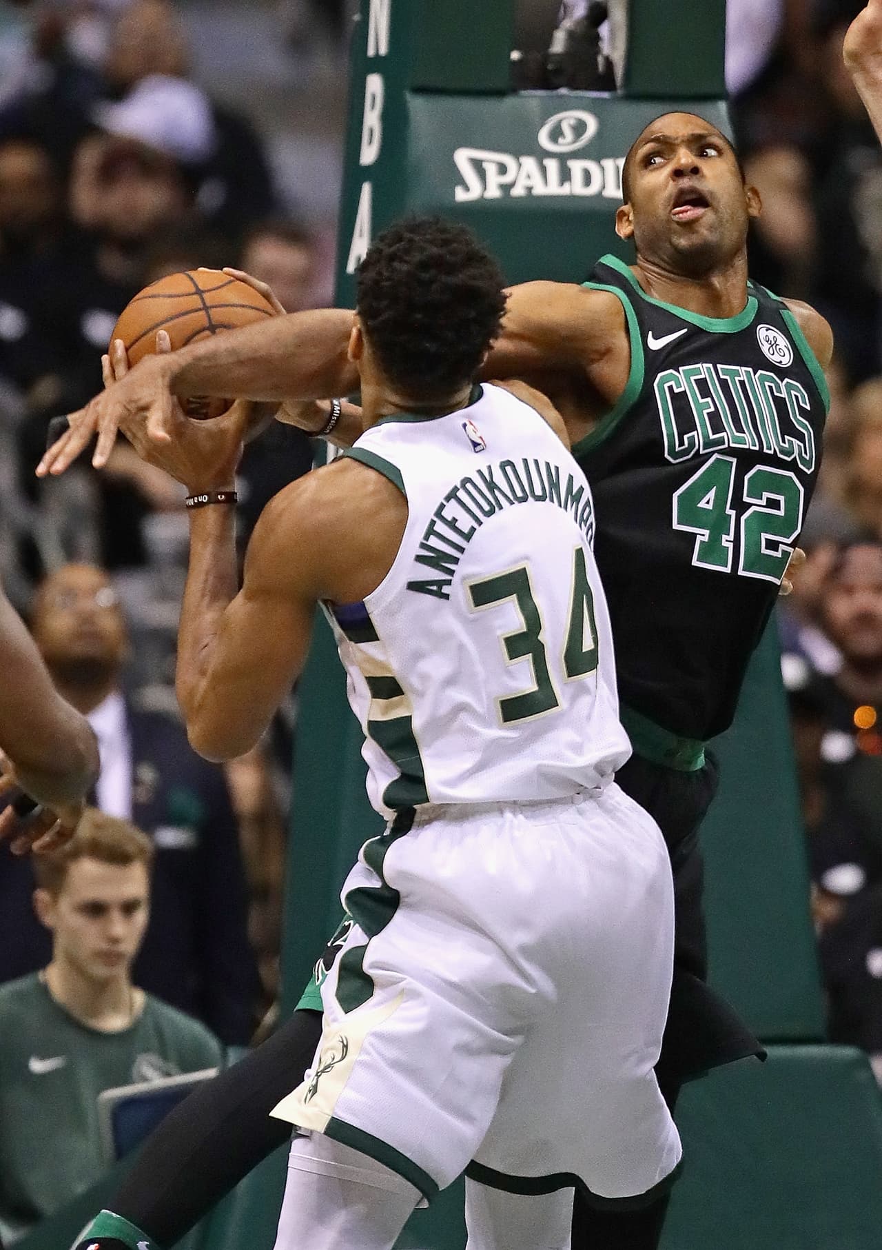 Durante el primer cuarto, los Bucks mantuvieron el control del juego frente a su público.