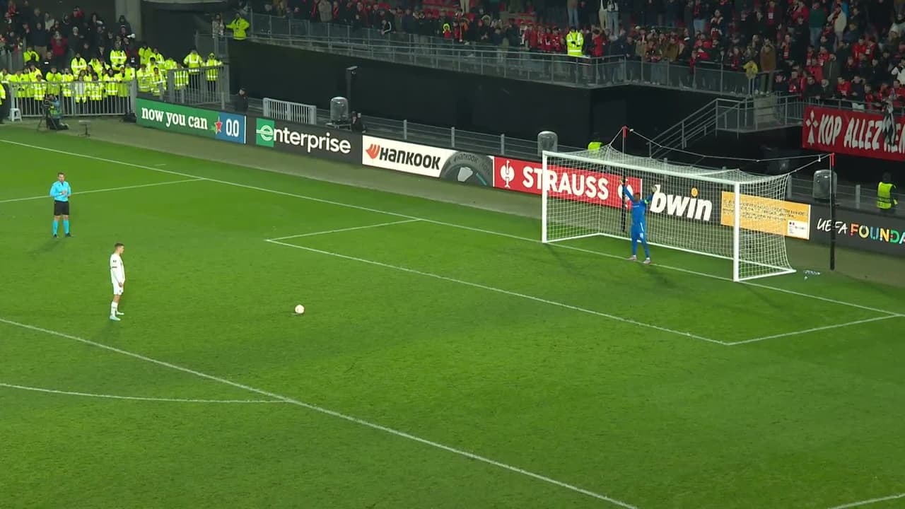 ¡CERCA! Danylo Sikan disparó que se estrella en el poste.