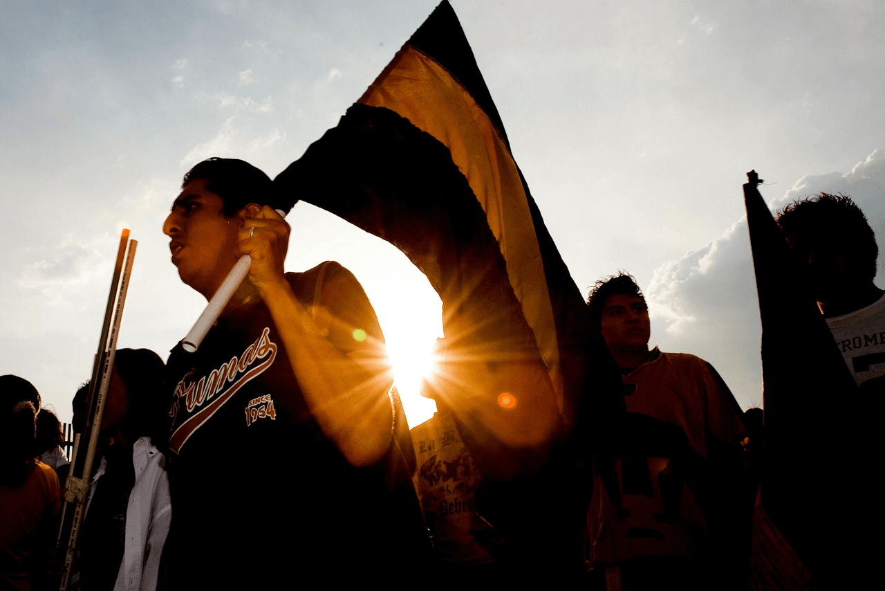Se destacan por sus coloridas banderas y un apoyo absoluto sin importar las condiciones.