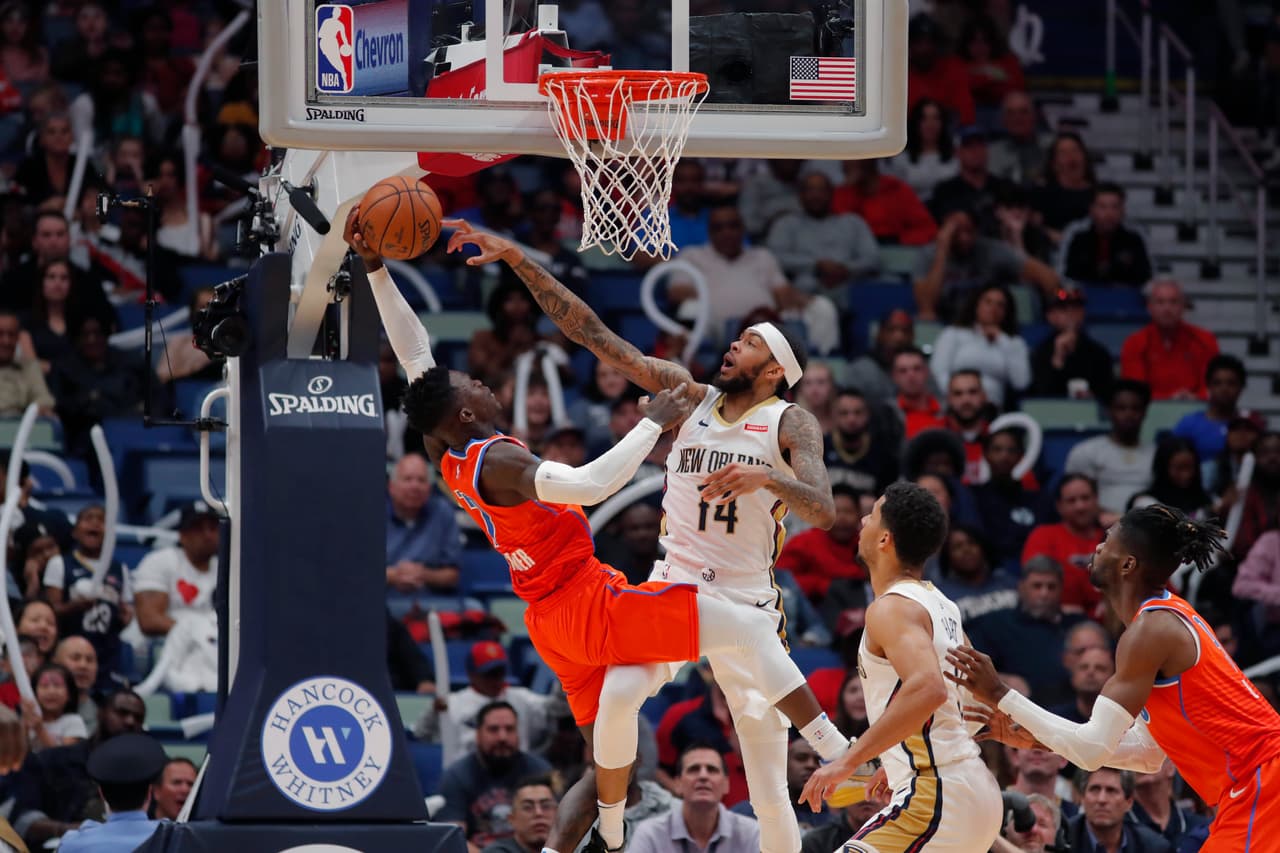 Partidazo entre los New Orleans Pelicans y los Thunder que apenas ganaron 107-104. El delantero Brandon Ingram bloquea a Dennis Schroder, aunque no pudo evitar la derrota de su equipo.