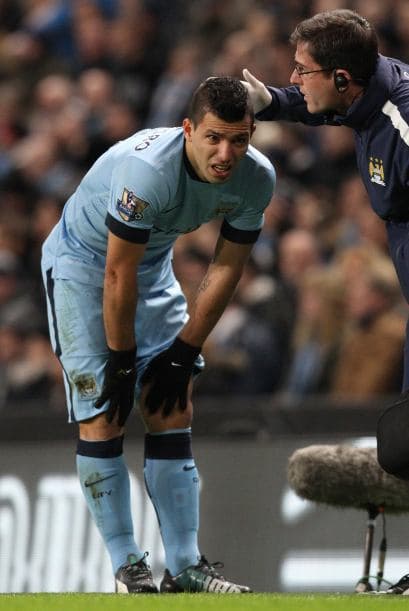 El delantero argentino del Manchester City Sergio Agüero, máximo goleador de la liga inglesa, se marchó lesionado a los cinco minutos de juego del encuentro ante el Everton. El internacional albiceleste sufrió un golpe en la rodilla izquierda y salió del terreno de juego acompañado del personal médico. Agüero tardó unos minutos en comprobar que no podía seguir jugando y no pudo contener las lágrimas al abandonar el césped del Etihad Stadium.