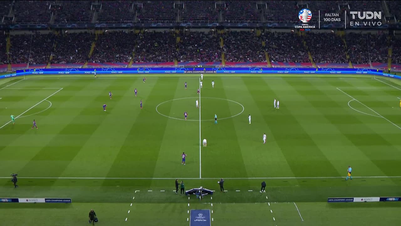 Arranca el partido y la pelota está en juego.