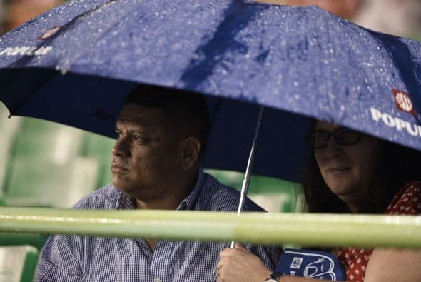 Los Vegueros de Pinar del Río eliminaron a los anfitriones Cangrejeros de Santurce de la Serie del Caribe en 10 innings 3-2.