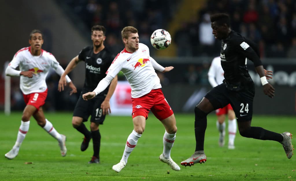 Eintracht Frankfurt, que no contó con los mexicanos Carlos Salcedo por lesión y Marco Fabián por decisión técnica, se fue en la búsqueda del triunfo.