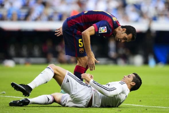 Cristiano Ronaldo cayó en el área, Busquets le reclamó que dejara de zambullirse.