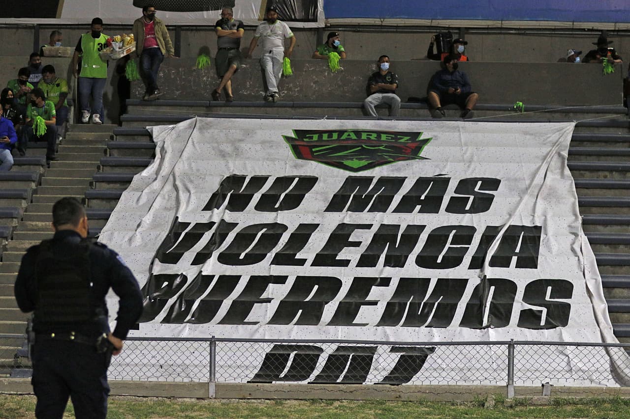 Los aficionados pidieron paz en el futbol.
