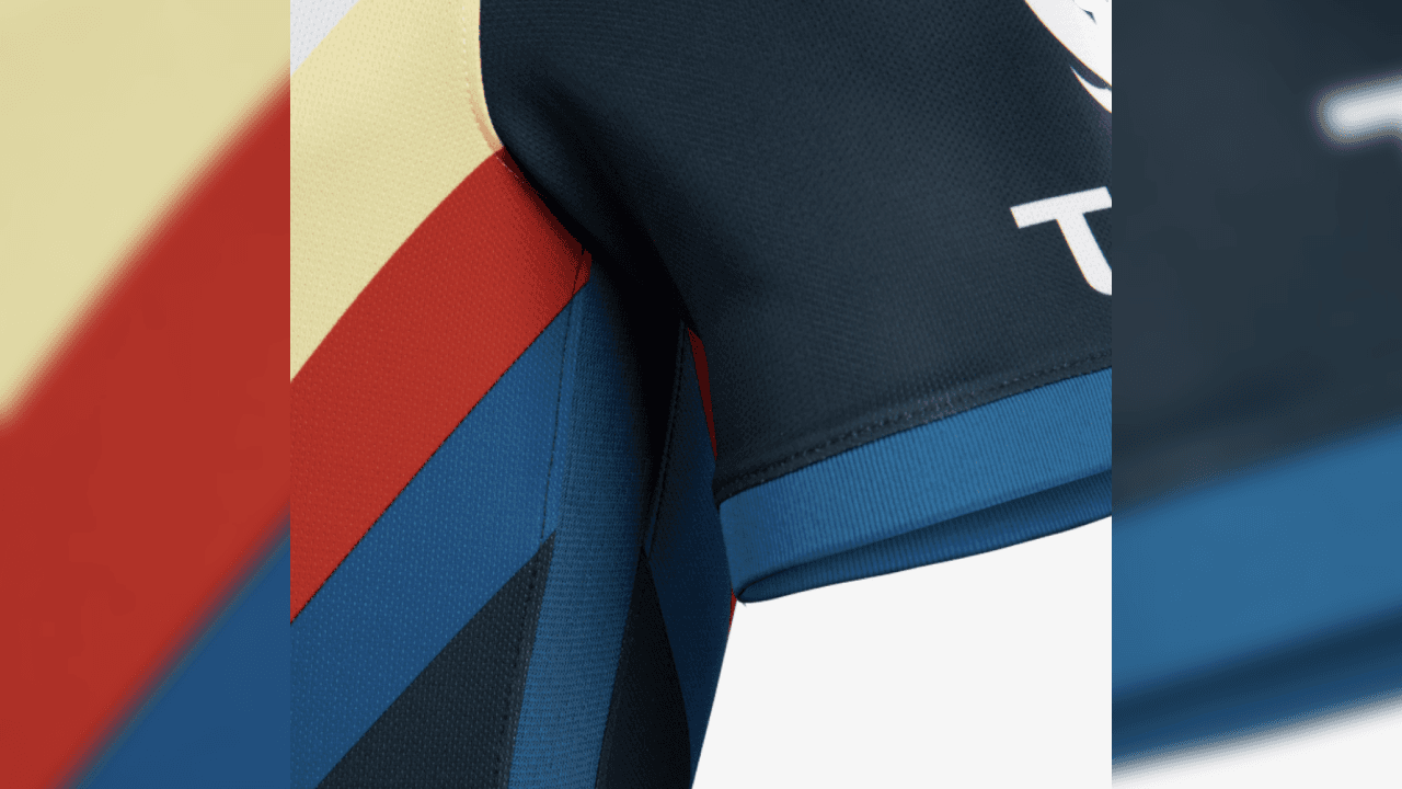 Detalles en la parte del abdonem con líneas azul marino, azul rey y rojo legan en diagonal hacia la parte lateral del cuerpo.