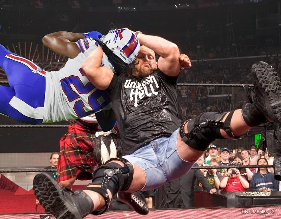 Los memes también ‘despacharon’ a Josh Norman | Las burlas en internet hicieron lo suyo luego de que el corredor de los Titans quitara de se camino al cornerback de los Buffalo Bills.