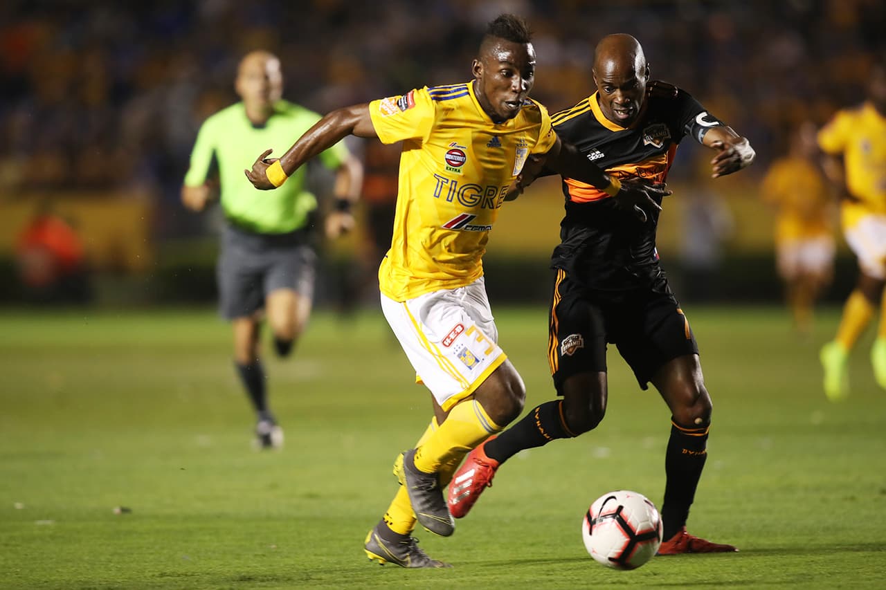 El equipo que mostraba una mejor cara era el regiomontano, pero a pesar de las numerosas llegadas y del control del esférico en mayor proporción a su rival, no fueron capaces de plasmar ese dominio en el marcador.