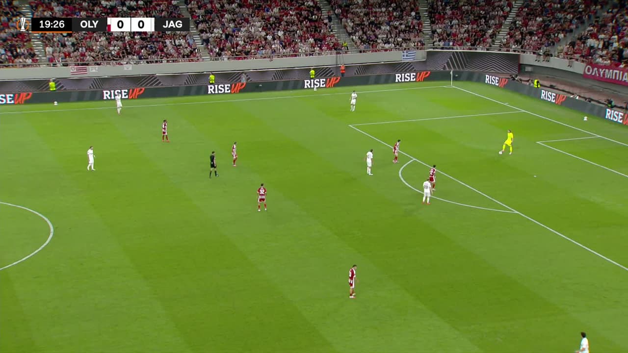 ¡GOL!  anota para Jagiellonia Bialystok. Kajetan Szmyt