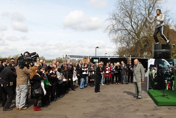 Eran muchos los aficionados que se acercaron a las afueras del estadio.