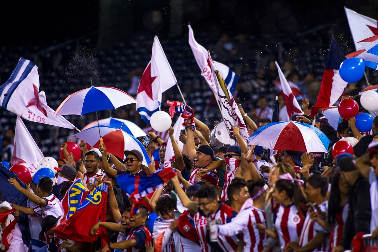 Los fanáticos de Chivas acudieron en gran número al Estadio SDCCU de San Diego para el primer partido de pretemporada de su equipo.
