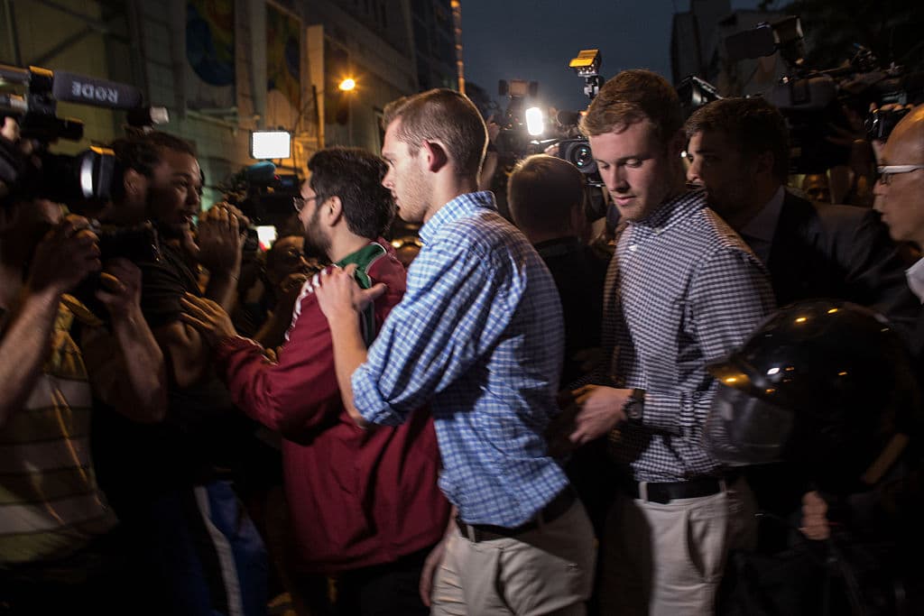 Gunnar Bentz (izquierda) y Jack Conger (derecha) al salir de declarar ante la policía brasileña