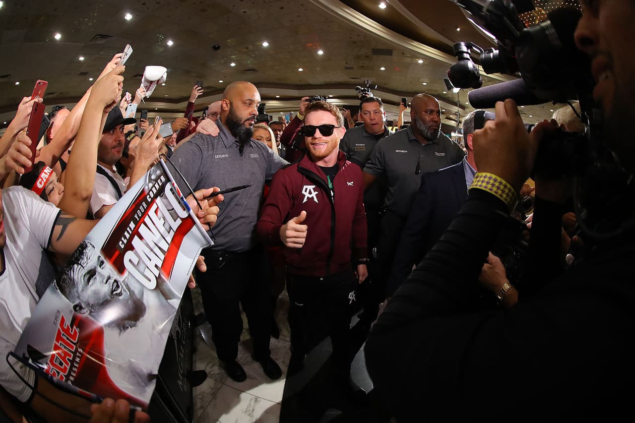Al son del "México lindo y querido", Saúl 'Canelo' Álvarez y Gennady 'GGG' Golovkin hicieron acto de presencia en el lobby del MGM Grand de Las Vegas. El mexicano gañó la primera batalla gracias a sus fans.