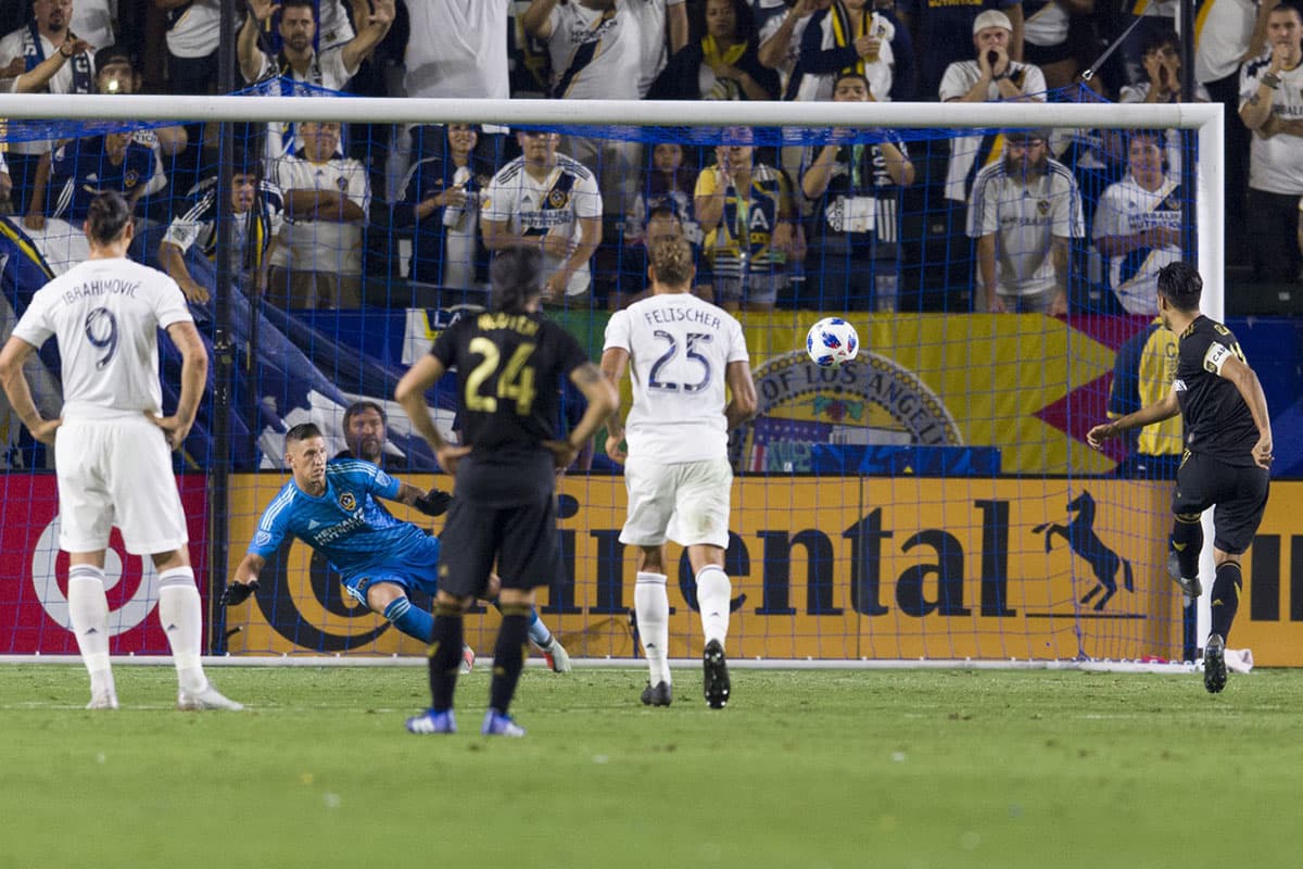 El cobro de Carlos Vela (derecha), al minuto 51', le dio el empate definitivo a LAFC.