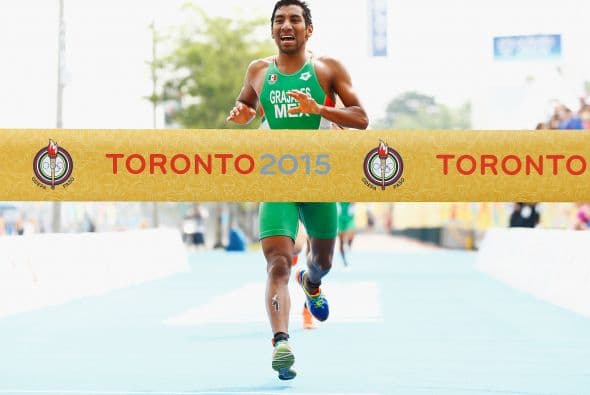 "A un kilómetro (del final) me animé a un jalón", dijo Grajales, de 28 años y oriundo de Jalapa. "Esta medalla me sabe el doble por la lesión".