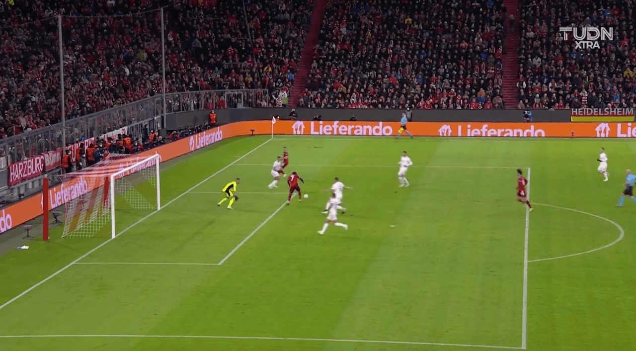 ¡Golazo de 'taquito'! Lewandowski asiste y Gnabry define con un lujo