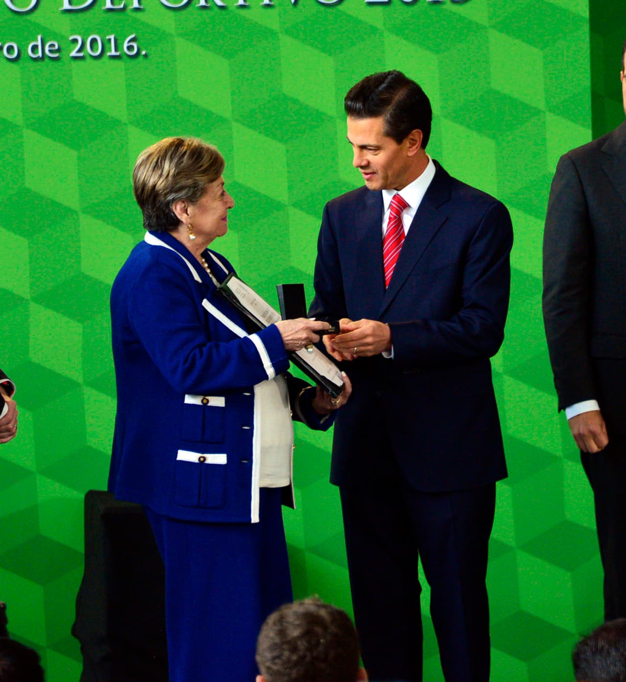 "Me da gusto saludar a la esposa, hijos y nietos de José Sulaimán, quien en vida recibió muchos reconocimientos, fue un gran promotor del box en el país", dijo Peña Nieto, quien agradeció la presencia de la familia boxística. (Notimex)