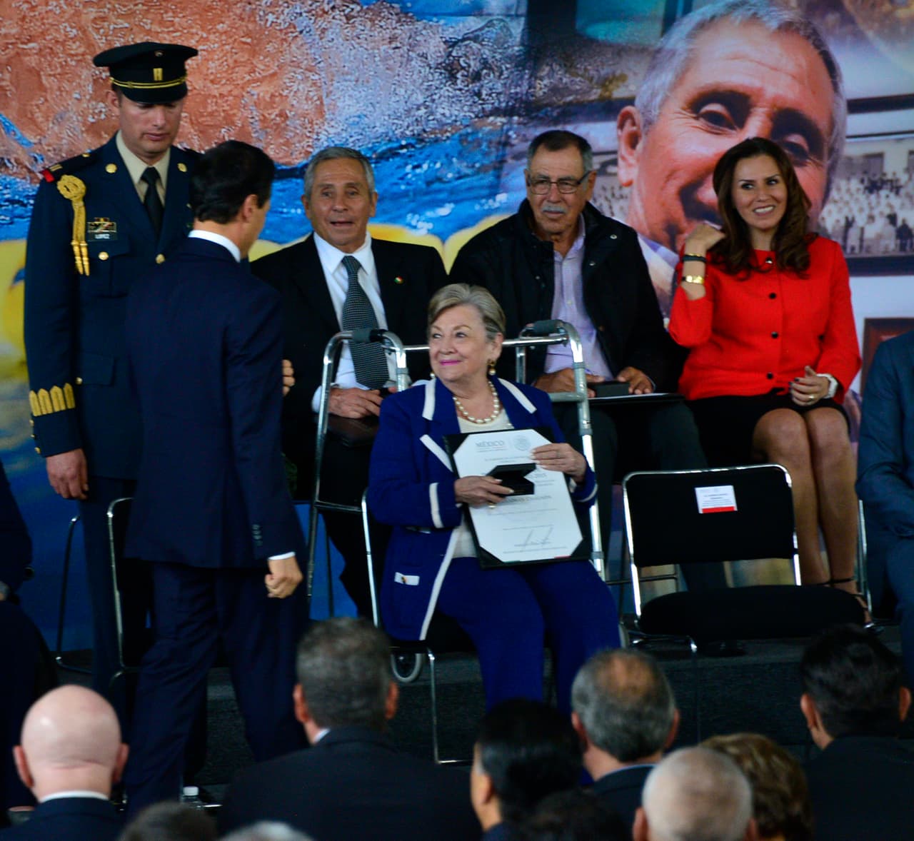 La viuda del presidente vitalicio del CMB, Martha Saldívar, recibió el reconocimiento ante la presencia de destacados pugilistas como Evander Holyfield, Lennox Lewis, Roberto "Manos de piedra" Durán y el promotor Don King, entre otros. (Notimex)
